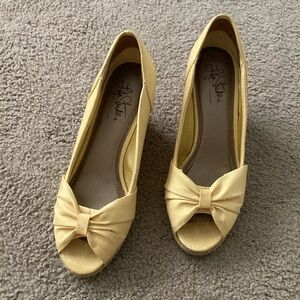 Yellow wedge peep toe pumps. Life Stride, size 7, barely worn